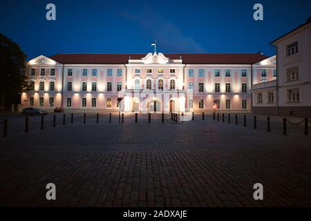 TALLINN, Estland - 14.September 2019: Das Parlament von Estland in der Nacht, auf Toompea Hügel in Tallinn, Altstadt, Estland Stockfoto