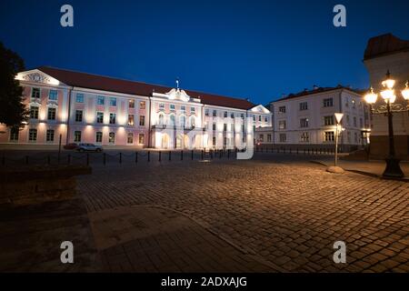 TALLINN, Estland - 14.September 2019: Das Parlament von Estland in der Nacht, auf Toompea Hügel in Tallinn, Altstadt, Estland Stockfoto