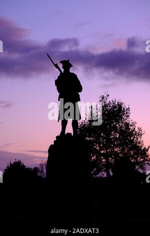 Die Black Watch Ecke Memorial im Polygon Holz in der Nähe von Ypern in Belgien. Die Bronzestatue wurde von Edinburgh Bildhauer Alan Herriot konzipiert und stellt eine Stockfoto