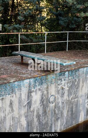 Alte Schwimmbad in einem privaten Park Stockfoto