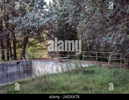 Alte Schwimmbad in einem privaten Park Stockfoto