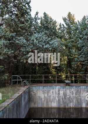 Alte Schwimmbad in einem privaten Park Stockfoto