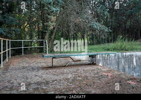 Alte Schwimmbad in einem privaten Park Stockfoto