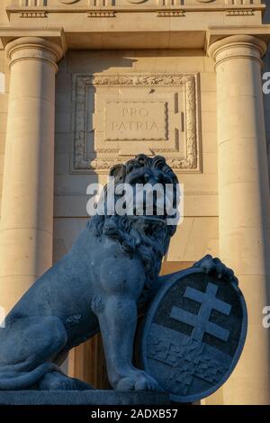 Eine der Lion Statuen vor der Menin Gate Memorial zu den fehlenden in der belgischen Stadt Ypern (Ieper) Stockfoto