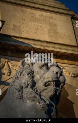 Eine der Lion Statuen vor der Menin Gate Memorial zu den fehlenden in der belgischen Stadt Ypern (Ieper) Stockfoto