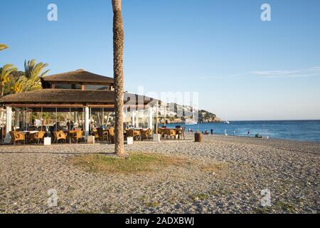 Restaurant Mediterranean Beach Bar in La Herradura, Andalusien, Spanien. Stockfoto