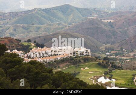 18 Loch-Golfplatz, Alhaurin Golf Resort, neben Wohnblocks, Malaga, Spanien. Stockfoto