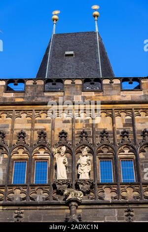 St. Prokopius von Sazava und Hl. Sigismund von Burgund Skulpturen auf der Altstädter Brückenturm guarding Ende der Karlsbrücke in Prag Stockfoto