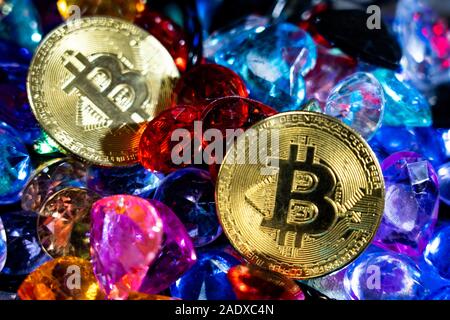Bitcoin Gold Münzen mit verschiedenen Steinen übersät. Golden bitcoin cryptocurrency mining Konzept Stockfoto