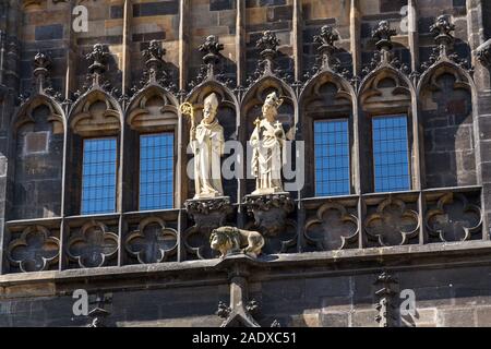 St. Prokopius von Sazava und Hl. Sigismund von Burgund Skulpturen auf der Altstädter Brückenturm guarding Ende der Karlsbrücke in Prag Stockfoto