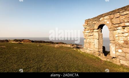 St. Patrick's Kapelle, Heysham, UK. Die Überreste der aus dem 11. Jahrhundert St. Patrick's Kapelle mit Blick auf Morecambe Bay im Nordwesten von England. Stockfoto