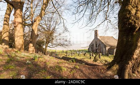 St. Peter's Kirche, Heysham, Lancashire, England. Die Note 1 aufgeführten historischen Gebäude mit Blick auf die Morecambe Bay in der Lancashire Dorf Heysham. Stockfoto