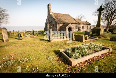 St. Peter's Kirche, Heysham, Lancashire, England. Die Note 1 aufgeführten historischen Gebäude mit Blick auf die Morecambe Bay in der Lancashire Dorf Heysham. Stockfoto