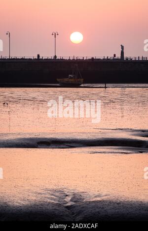 Sonnenuntergang über dem Sand. Ein Einbruch der Blick über die Bucht von Morecambe, Lancashire, Großbritannien, wie die Sonne am Ende des Tages. Stockfoto