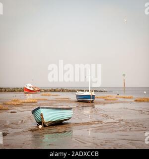 Morecambe Bay Fischerboote. Traditionelle Fischerboote auf der Ebbe Sand der Morecambe Bay an der Küste von Lancashire in North West England ruht. Stockfoto