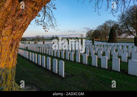 Cabaret-Rouge britischen Soldatenfriedhof in Souchez, in der Nähe des französischen Nationalen Soldatenfriedhof in Notre-Dame-de-Lorette - Ablain-Saint-Nazaire Stockfoto