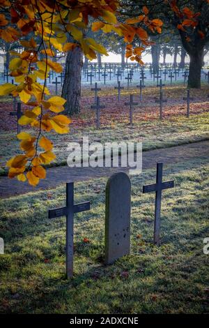 Der jüdische Soldat Grabstein unter die Kreuze am Deutschen WW 1 nationalen Soldatenfriedhof bei Neuville Arras in Frankreich. Es ist die größte deutsche c Stockfoto