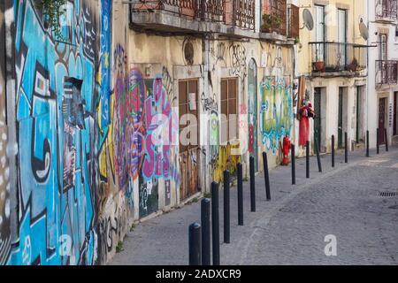 Graffiti Wand-/Street Art in einer Gasse in Lissabon, Portugal Stockfoto