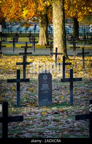 Der jüdische Soldat Grabstein unter die Kreuze am Deutschen WW 1 nationalen Soldatenfriedhof bei Neuville Arras in Frankreich. Es ist die größte deutsche c Stockfoto