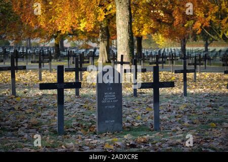 Der jüdische Soldat Grabstein unter die Kreuze am Deutschen WW 1 nationalen Soldatenfriedhof bei Neuville Arras in Frankreich. Es ist die größte deutsche c Stockfoto