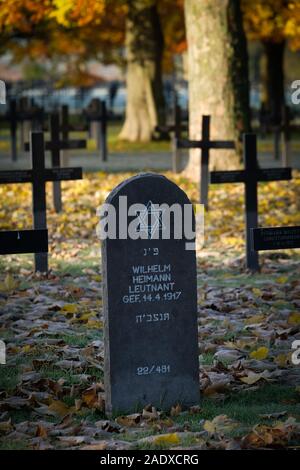 Der jüdische Soldat Grabstein unter die Kreuze am Deutschen WW 1 nationalen Soldatenfriedhof bei Neuville Arras in Frankreich. Es ist die größte deutsche c Stockfoto