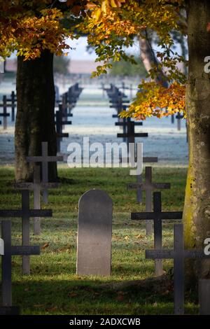 Der jüdische Soldat Grabstein unter die Kreuze am Deutschen WW 1 nationalen Soldatenfriedhof bei Neuville Arras in Frankreich. Es ist die größte deutsche c Stockfoto