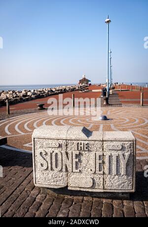 Das Zeichen für den Stein Jetty Pier im Nordwesten Englands Badeort Morecambe an einem hellen und frischen Frühling. Stockfoto