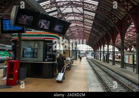 Pendler auf der Plattform in der Hauptbahnhof von Kopenhagen, Kopenhagen, Dänemark Stockfoto