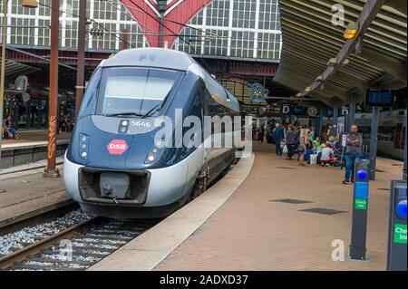 Ein Zug von der Plattform am Hauptbahnhof von Kopenhagen, Kopenhagen, Dänemark Stockfoto