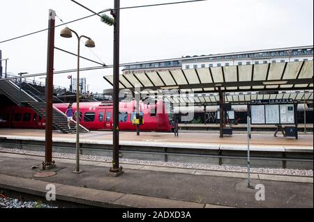 Ein Zug von der Plattform am Hauptbahnhof von Kopenhagen, Kopenhagen, Dänemark Stockfoto