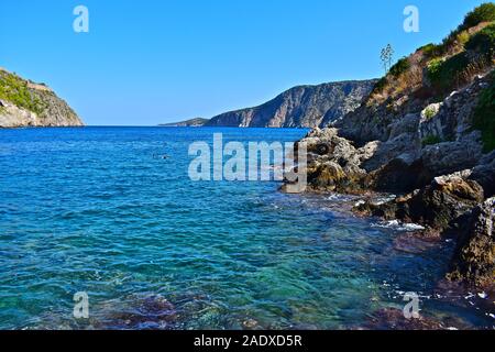 Der atemberaubende Blick auf das Meer vom schönen Fischerdorf von Assos. Kristallklare türkisfarbene Meer und die felsige Küste zu den majestätischen Szene hinzufügen. Stockfoto