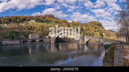 Panorama der Urlaubsort Ponte della Maddalena oder Ponte del Diavolo (Teufelsbrücke) in Borgo a Mozzano Lucca Toskana Italien Stockfoto