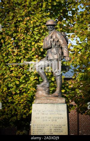 Das Denkmal für die Britischen 41st Division in Flers Dorf an der Somme. Die Statue von Albert Toft ist die gleiche Abbildung auf der Royal London Fusilie verwendet Stockfoto