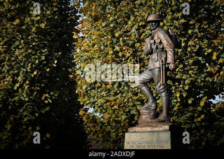 Das Denkmal für die Britischen 41st Division in Flers Dorf an der Somme. Die Statue von Albert Toft ist die gleiche Abbildung auf der Royal London Fusilie verwendet Stockfoto