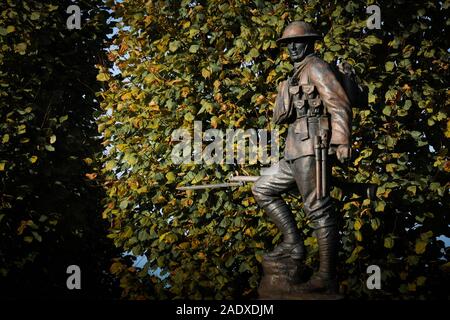 Das Denkmal für die Britischen 41st Division in Flers Dorf an der Somme. Die Statue von Albert Toft ist die gleiche Abbildung auf der Royal London Fusilie verwendet Stockfoto