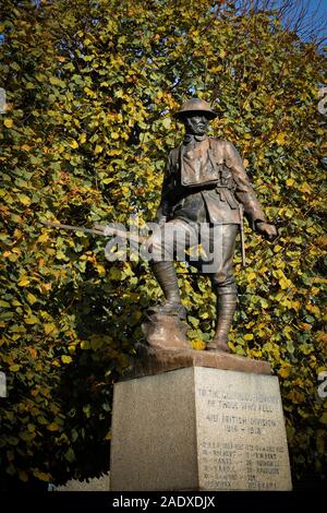 Das Denkmal für die Britischen 41st Division in Flers Dorf an der Somme. Die Statue von Albert Toft ist die gleiche Abbildung auf der Royal London Fusilie verwendet Stockfoto