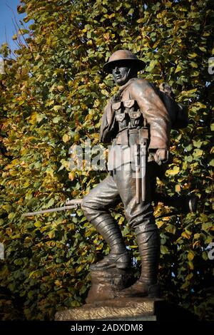 Das Denkmal für die Britischen 41st Division in Flers Dorf an der Somme. Die Statue von Albert Toft ist die gleiche Abbildung auf der Royal London Fusilie verwendet Stockfoto