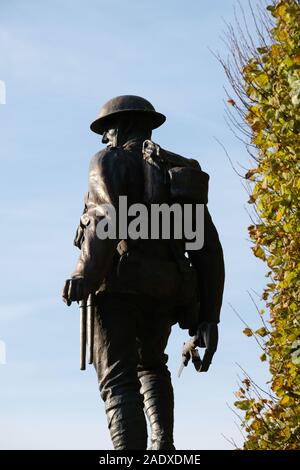 Das Denkmal für die Britischen 41st Division in Flers Dorf an der Somme. Die Statue von Albert Toft ist die gleiche Abbildung auf der Royal London Fusilie verwendet Stockfoto