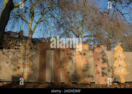 Eine äußere Landschaft einer Weihnachtsbaum business Wortspiel "Baum Amigos" auf Gans Grün im East Dulwich, im Süden von London, England, am 4. Dezember 2019. Stockfoto