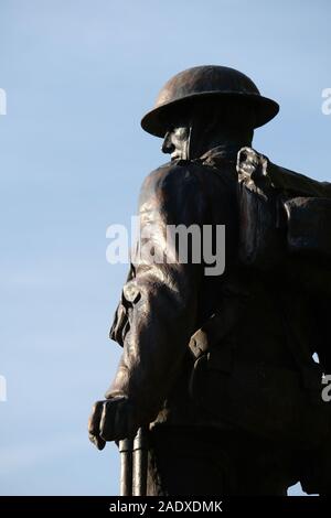 Das Denkmal für die Britischen 41st Division in Flers Dorf an der Somme. Die Statue von Albert Toft ist die gleiche Abbildung auf der Royal London Fusilie verwendet Stockfoto