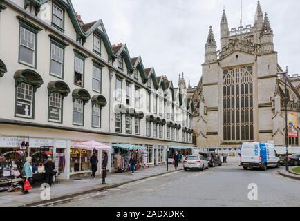 Bath Stadtzentrum, Abtei von Bath mit Geschäften vor, Somerset, England, Großbritannien. Stockfoto