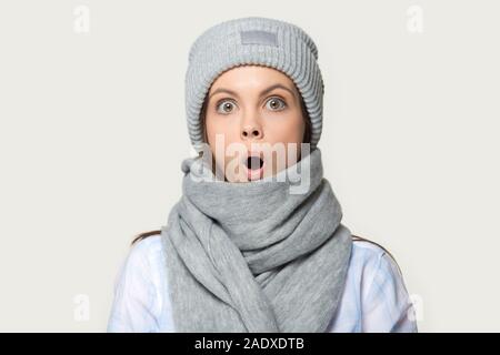 Headshot von überrascht tausendjährigen Frau mit Hut und Schal Stockfoto