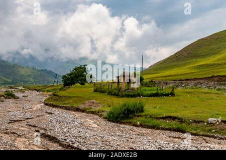 Penjikent Mazor-i Sharif Atemberaubend malerischen Blick auf einen Pavillon und Landschaft an einem bewölkten Tag Stockfoto