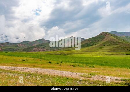 Penjikent Mazor-i Sharif atemberaubende Aussicht auf den malerischen Landschaft an einem bewölkten Tag Stockfoto