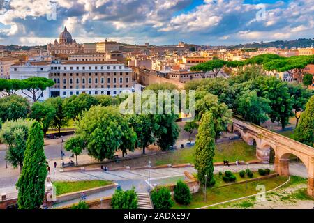 Parco Adriano mit der Passetto di Borgo, die erhöhten Passage, dass links der Vatikan mit dem Castel Sant'Angelo. Stockfoto