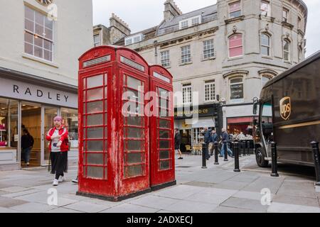 Traditionelle britische rote Telefonzellen, jetzt als ATM, Geldautomaten, finanzielle Transaktionen verwendet wird. Badewanne, Somerset, England, UK. Stockfoto