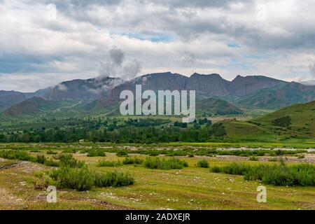 Penjikent Mazor-i Sharif atemberaubende Aussicht auf den malerischen Landschaft an einem bewölkten Tag Stockfoto