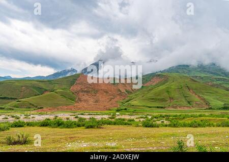 Penjikent Mazor-i Sharif atemberaubende Aussicht auf den malerischen Landschaft an einem bewölkten Tag Stockfoto