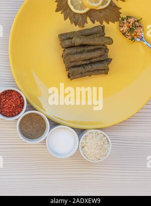 Sarma, gefüllte Weinblätter in einer Platte Stockfoto