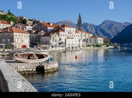 Blick auf das charmante alte Stadt Perast von der Promenade, Bucht von Kotor, Montenegro Stockfoto